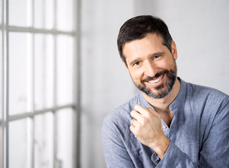 Businessportrait, Mann mit Bart, natürliche Lichtstimmung